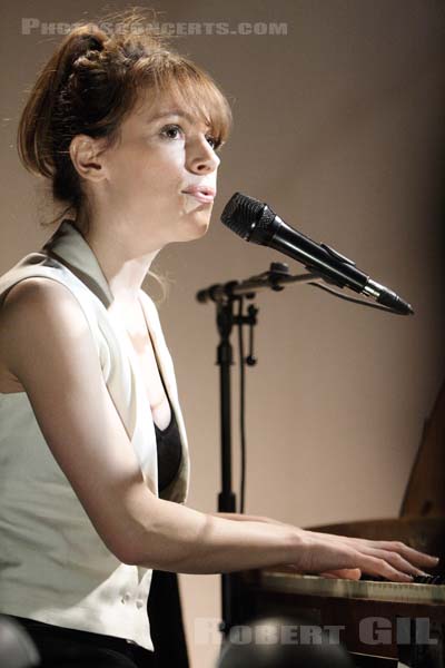 EMILY LOIZEAU - 2006-03-17 - PARIS - La Comedia - 